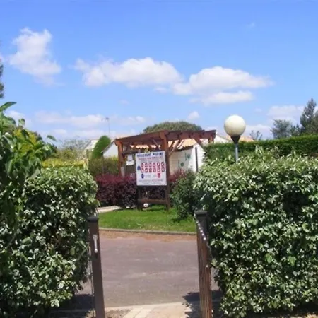 Maisonnette Dans Avec Piscine A St Vincent Sur Jard Vernantes