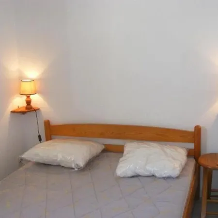 Maisonnette Dans Avec Piscine A St Vincent Sur Jard