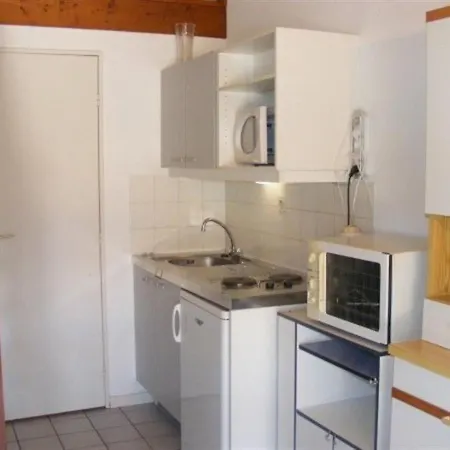 Maisonnette Dans Avec Piscine A St Vincent Sur Jard *