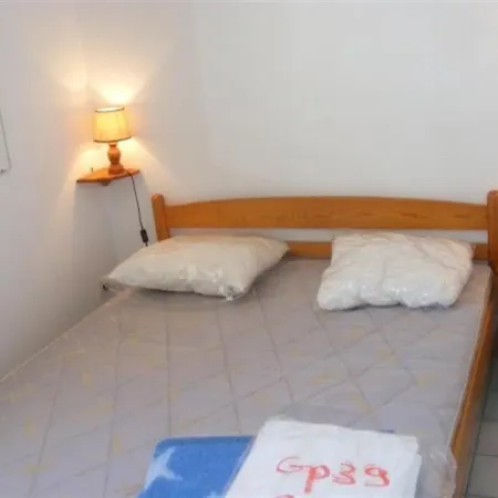 Maisonnette Dans Avec Piscine A St Vincent Sur Jard Vernantes